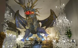 Baba mesleğine 53 yılını veren Hasan Altay Özgen’in yaptığı devasa boyutlardaki avizeler, bazı sarayları ve 5 yıldızlı otelleri aydınlatıyor