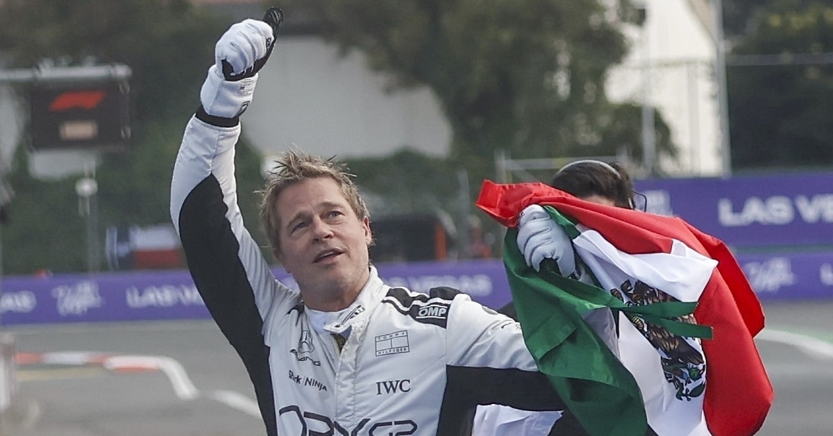 Brad Pitt F1 filminin çekimleri için katıldığı Meksika Grand Prix’inde hayranlarını selamladı