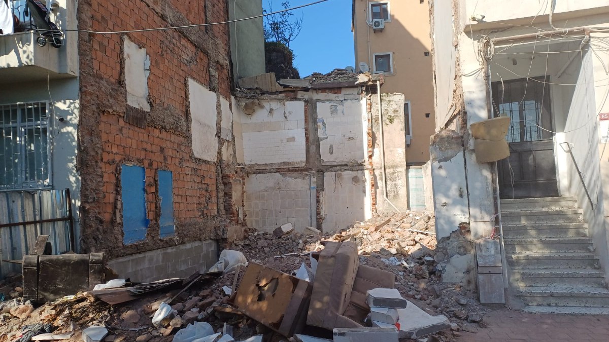 İstanbul Yenikapı’da kısmi çöken bina yıkıldı