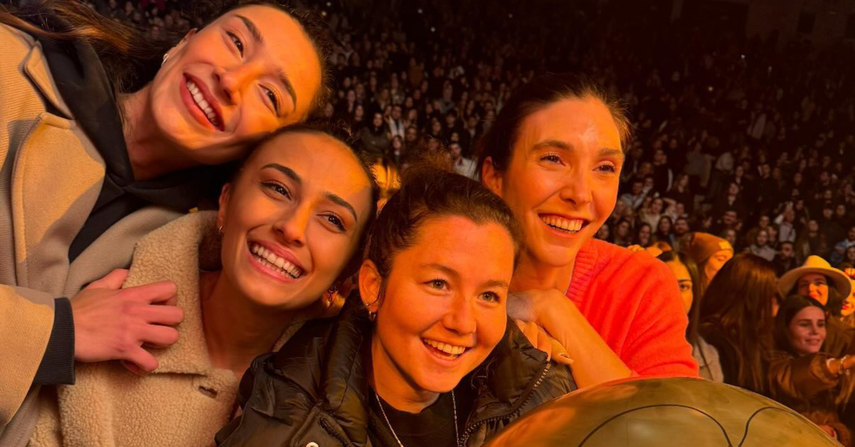 Hande Baladın, Simge Aköz ve Naz Aydemir Akyol, Yalın konserinde