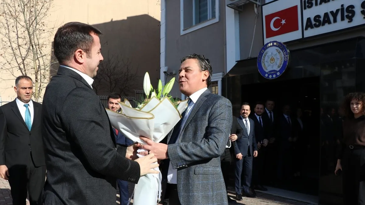 İşte İstanbul Emniyeti’ndeki birlik… Çiçekle karşılayıp görevi devretti