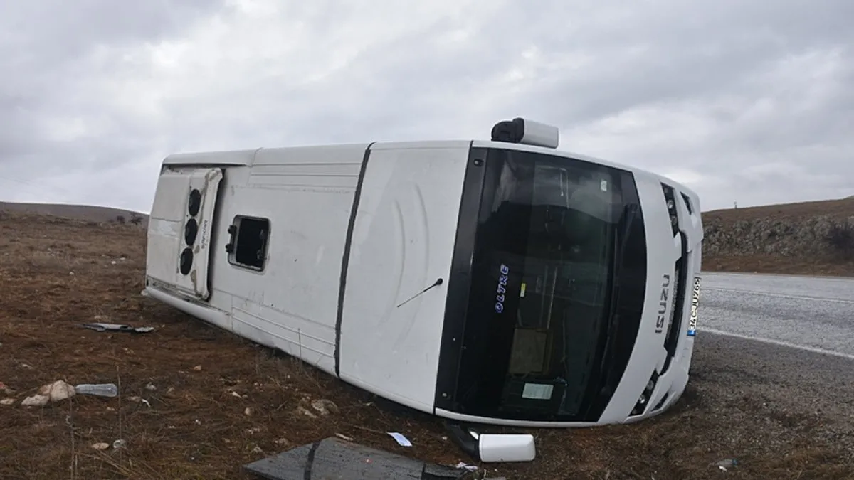 Afyonkarahisar’da midibüs şarampole devrildi: 3 turist yaralandı!