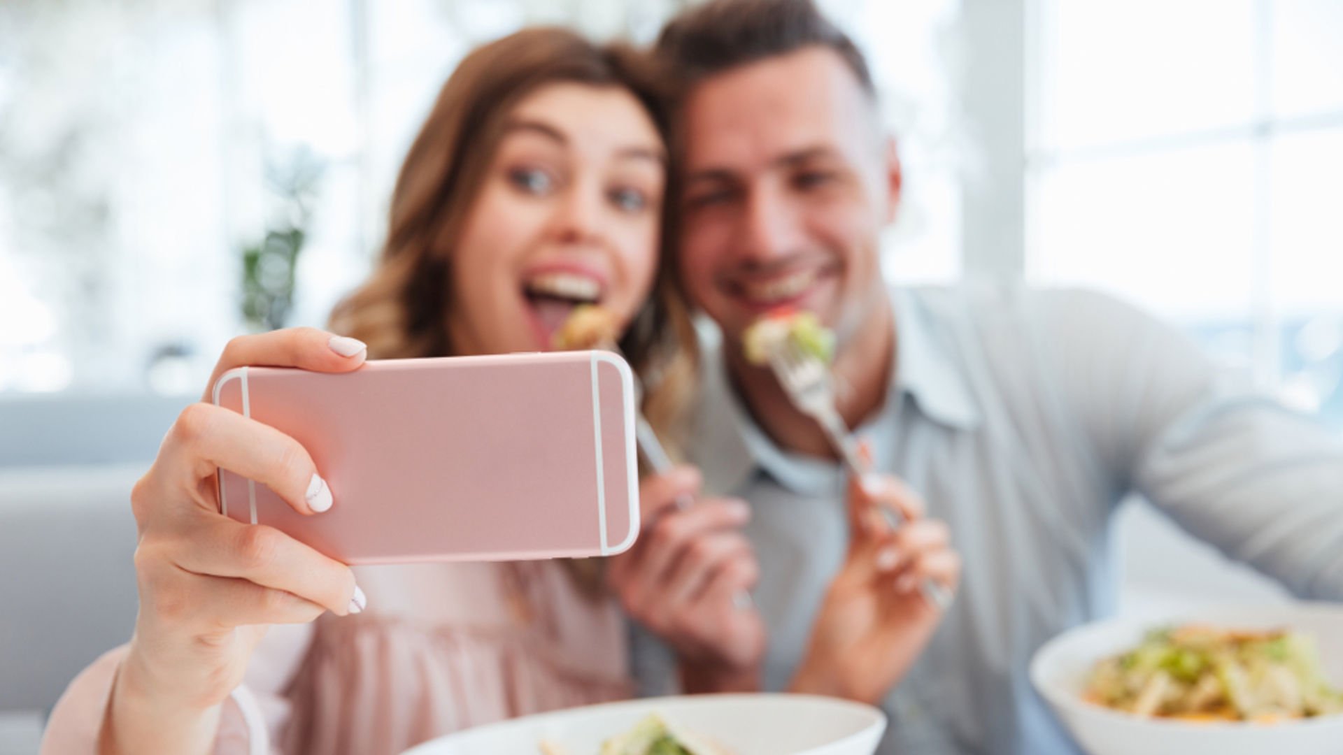 Sosyal medyada mutlu görünen çiftler aslında mutsuz mu?