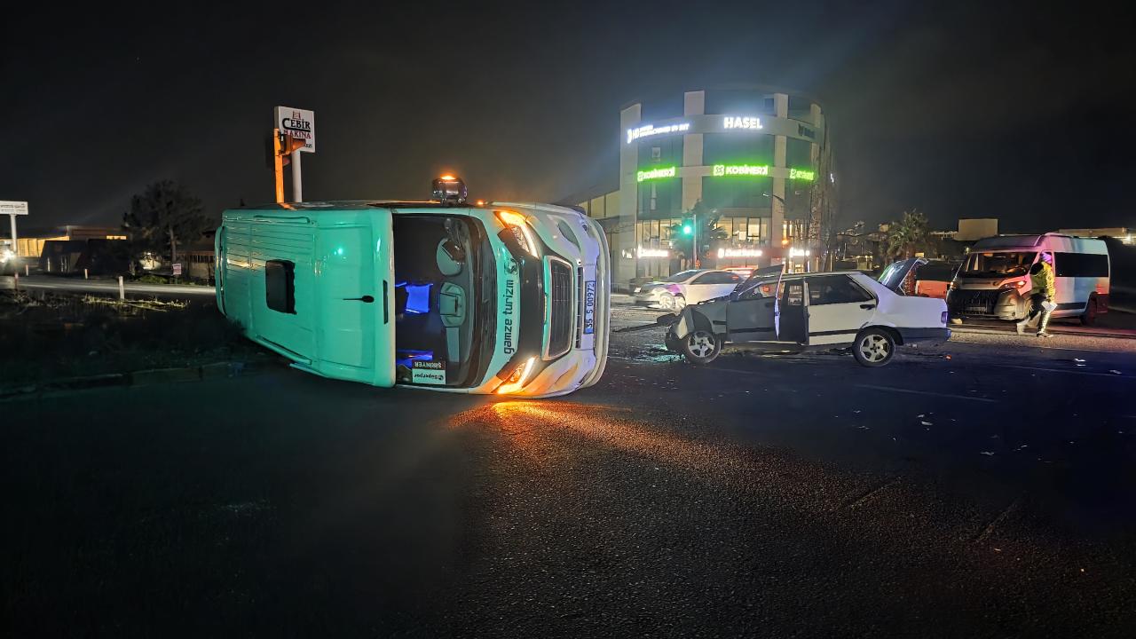 İzmir’de otomobille minibüsün çarpıştığı kazada 5 kişi yaralandı