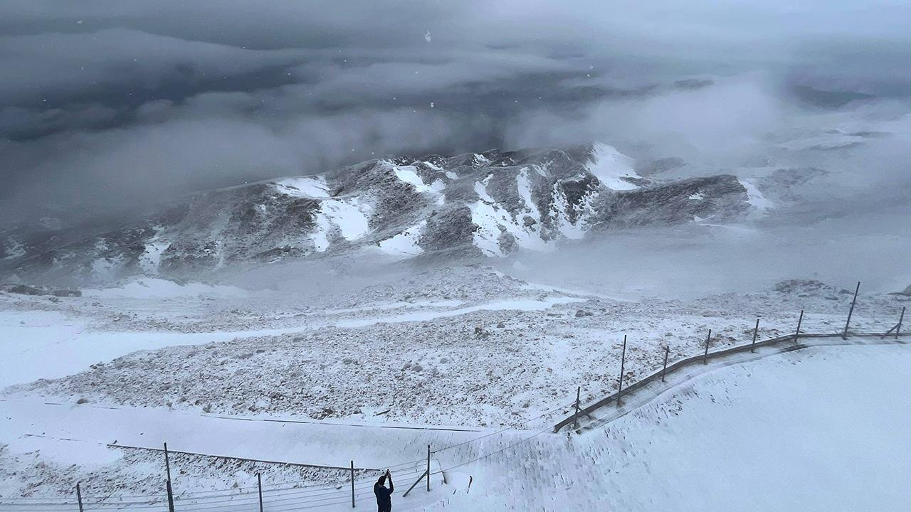 Antalya bayramda dolu ve kar yağışıyla beyaza büründü