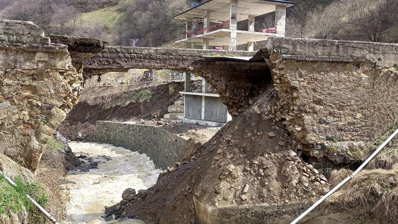 Trabzon’da yağış nedeniyle tarihi taş köprü çöktü