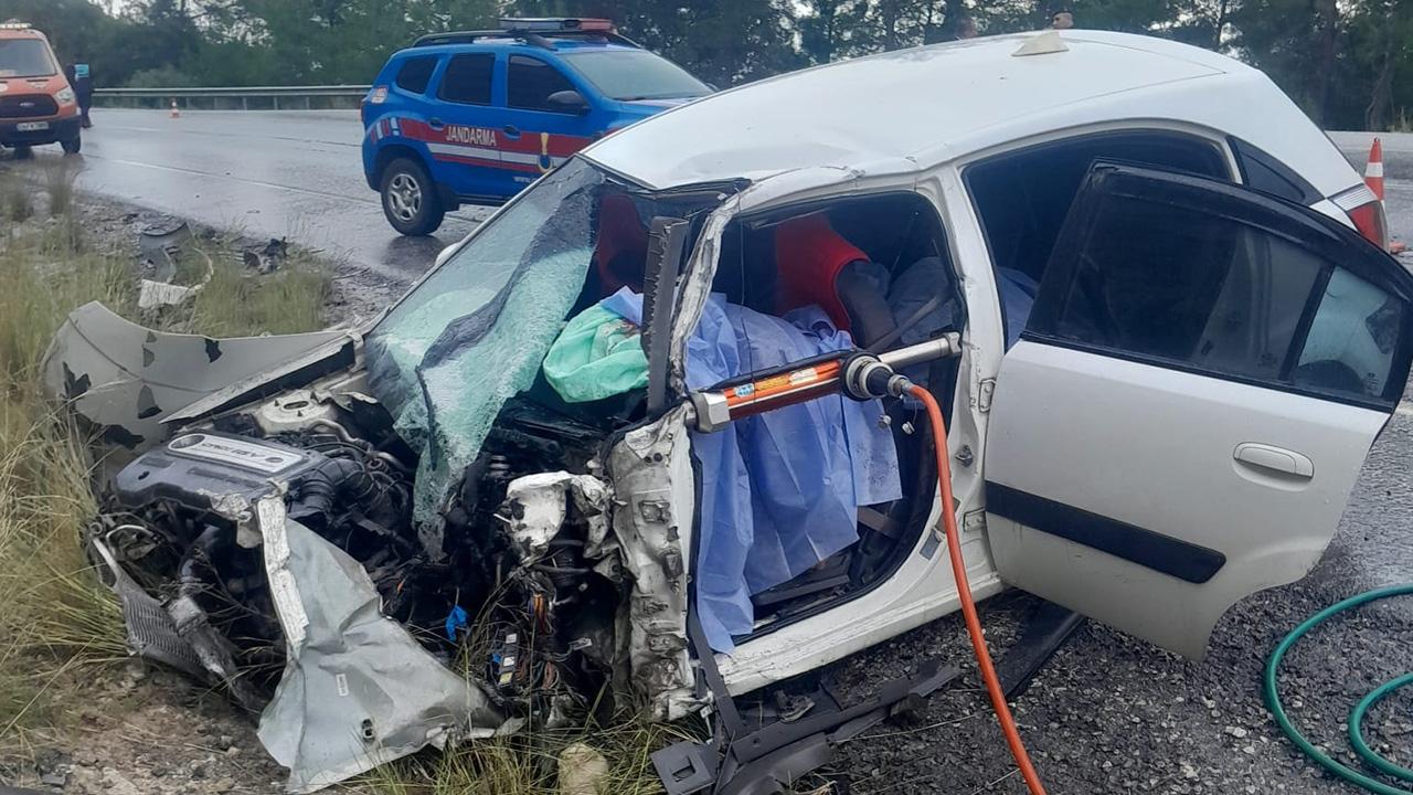 Yolcu otobüsü ile otomobil kafa kafaya çarpıştı: 2 ölü, 4 yaralı