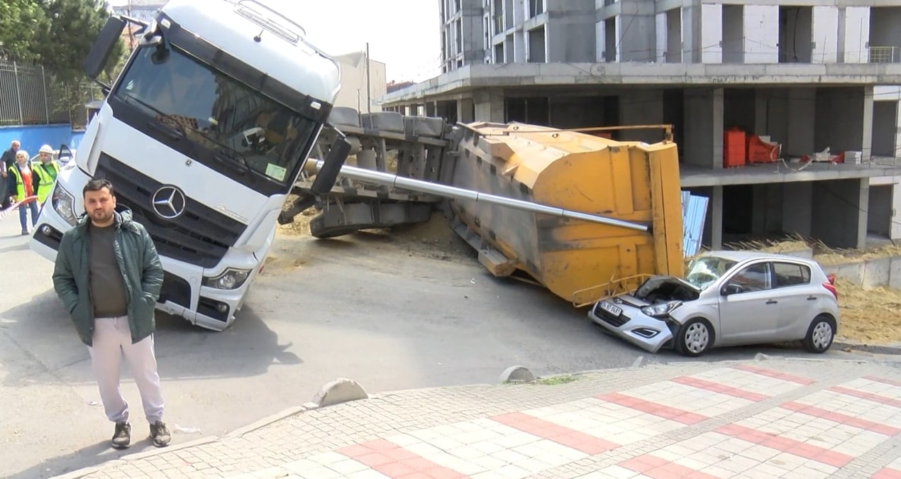 Hafriyat kamyonu otomobilin üzerine devrildi