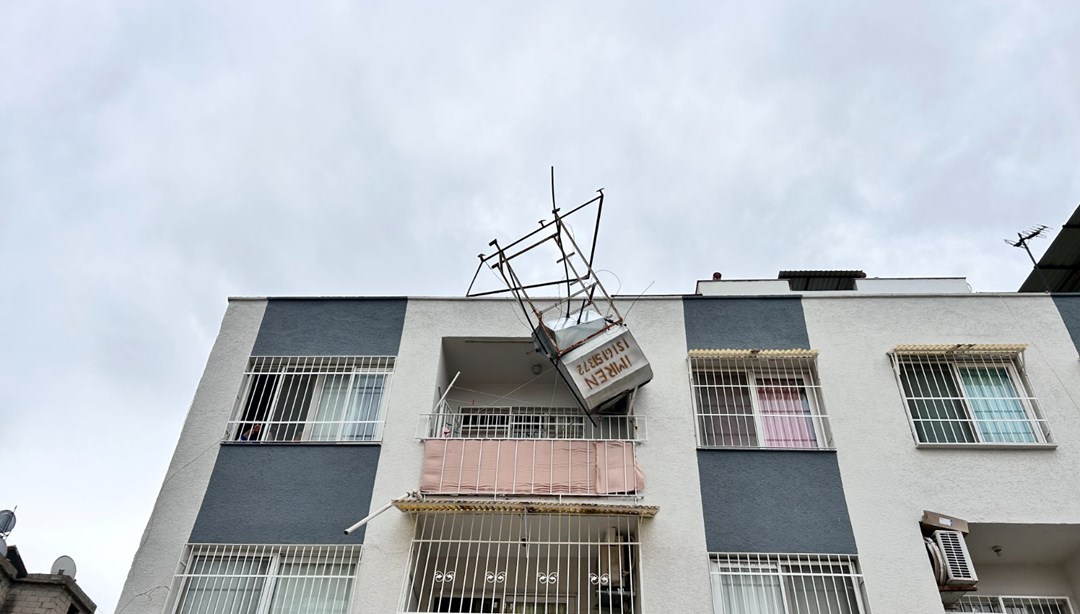 Hatay’da şiddetli fırtına: 4 katlı binanın çatısında su deposu asılı kaldı